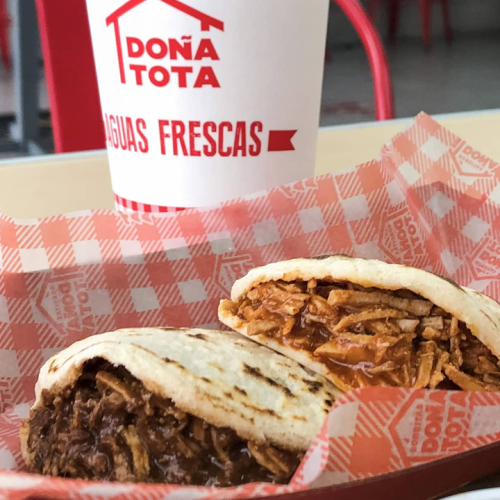 Desde Victoria al éxito: Doña Tota recibe el premio nacional restaurantero